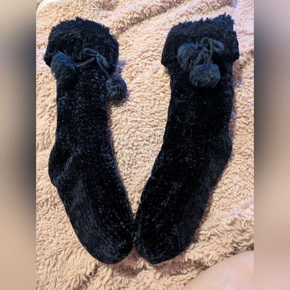 Jane and Bleecker Accessories - Jane And Bleecker Cozy Pom Pom Sock Slippers!
